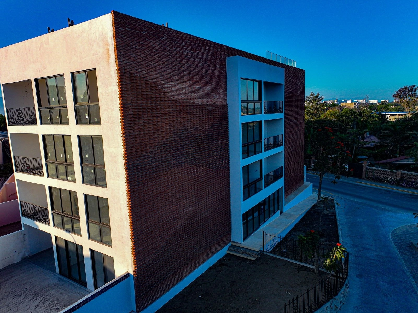 Fachada y exteriores de Azulejos Grand