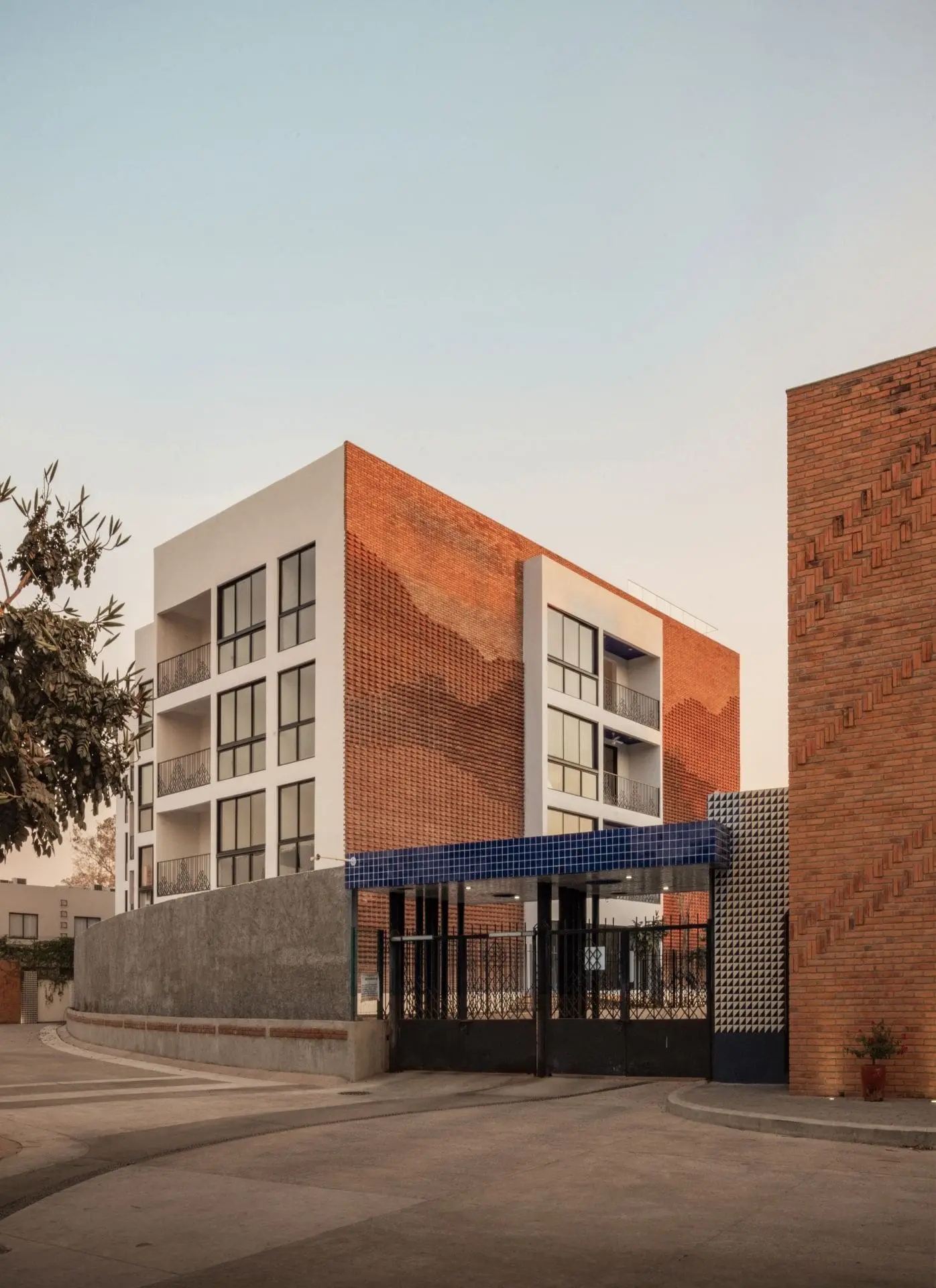 Fachada y exteriores de Azulejos Grand